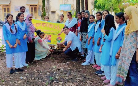 पर्यावरण का संरक्षण करना हर नागरिक का दायित्व_ *श्री मति बामनिया*  कमला नेहरू स्कूल में छात्रा के जन्मदिन पर किया पोधारोपण