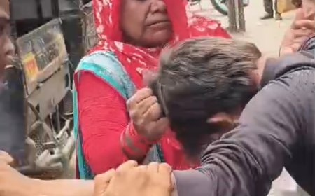 दिल बहार चौराहे पर महिलाओं ने युवक की सरेराह पिटाई, जेब से छीने रुपए; वीडियो वायरल