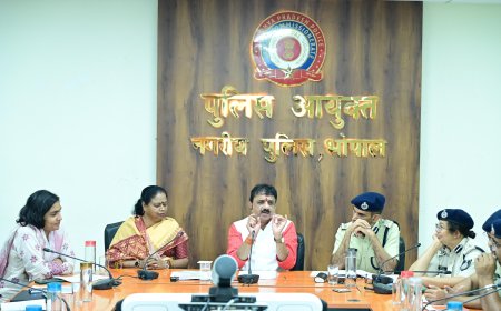 भोपाल ट्रैफिक सुधार पर सांसद आलोक शर्मा सख्त, 16 ब्लैक स्पॉट खत्म करने और अतिक्रमण हटाने के निर्देश