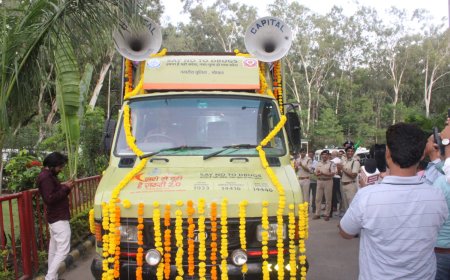 भोपाल में 'नशे से दूरी है जरूरी' अभियान की शुरुआत, पुलिस कमिश्नर ने जागरूकता रथ को दिखाई हरी झंडी