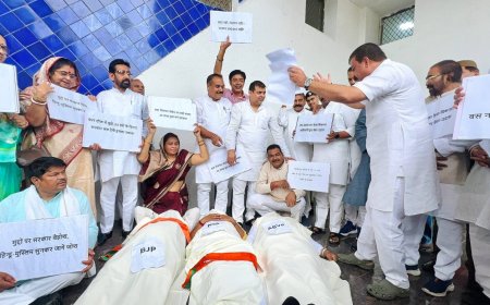 मध्यप्रदेश विधानसभा : UCC पर भड़का सियासी संग्राम, कफ़न ओढ़कर ज़मीन पर लेटे कांग्रेसी विधायक