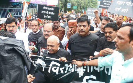 भोपाल में भाजपा का कांग्रेस कार्यालय घेराव, पुलिस से झड़प; बैरिकेडिंग तोड़ने की कोशिश