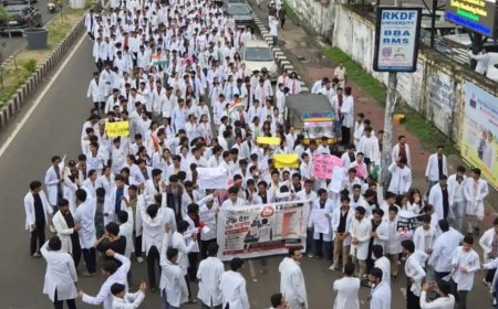 1,200 से अधिक एमबीबीएस इंटर्न और विद्यार्थियों ने निकाली पदयात्रा, मुख्यमंत्री के नाम सौंपा ज्ञापन
