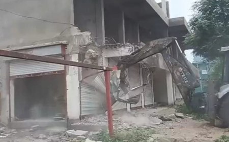भोपाल में अतिक्रमण पर बड़ी कार्रवाई: सरकारी जमीन से 20 दुकानों वाला अवैध कॉम्प्लेक्स ध्वस्त, मुंडला की अवैध कॉलोनी पर भी चला बुलडोजर