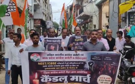मैहर में कांग्रेस का कैंडल मार्च: NEET-CBSE परीक्षा अनियमितताओं के विरोध में प्रदर्शन, छात्र-युवाओं को दी श्रद्धांजलि