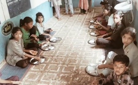 भूखे पेट पढ़ने को मजबूर मासूम? आदिवासी अंचल के सरकारी स्कूल में मध्यान्ह भोजन योजना पर उठे सवाल
