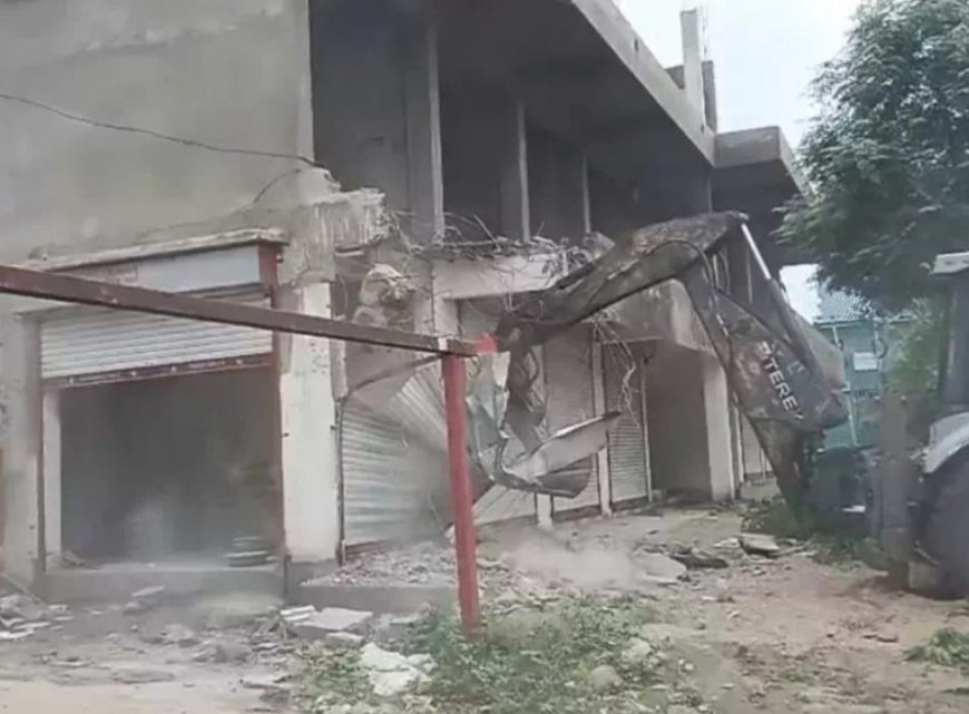 भोपाल में अतिक्रमण पर बड़ी कार्रवाई: सरकारी जमीन से 20 दुकानों वाला अवैध कॉम्प्लेक्स ध्वस्त, मुंडला की अवैध कॉलोनी पर भी चला बुलडोजर