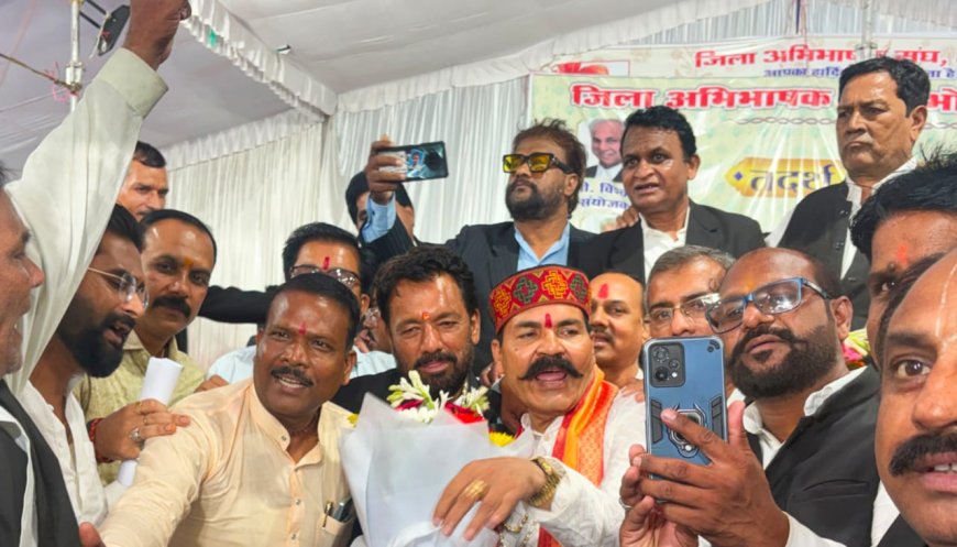 जिला अभिभाषक संघ के नवनिर्वाचित अध्यक्ष देवेंद्र रावत का सम्मान, शपथ ग्रहण समारोह में दी शुभकामनाएं