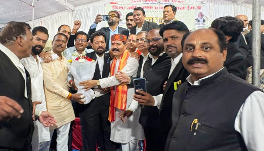 जिला अभिभाषक संघ के नवनिर्वाचित अध्यक्ष देवेंद्र रावत का सम्मान, शपथ ग्रहण समारोह में दी शुभकामनाएं
