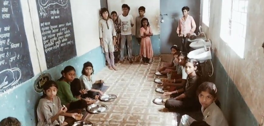 भूखे पेट पढ़ने को मजबूर मासूम? आदिवासी अंचल के सरकारी स्कूल में मध्यान्ह भोजन योजना पर उठे सवाल
