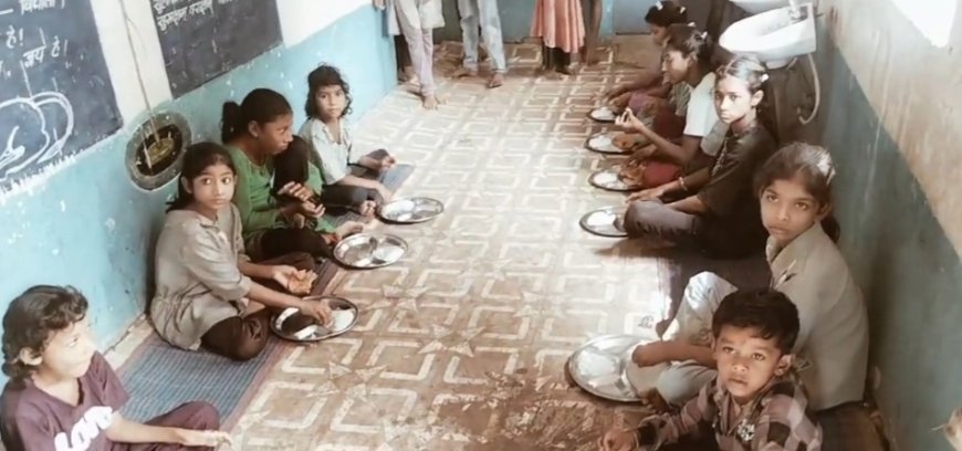 भूखे पेट पढ़ने को मजबूर मासूम? आदिवासी अंचल के सरकारी स्कूल में मध्यान्ह भोजन योजना पर उठे सवाल