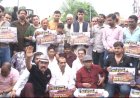 भोपाल में मोती मस्जिद चौराहे पर लगे बेरिकेड के विरोध में व्यापारियों का प्रदर्शन, दुकानें बंद कर जताया विरोध