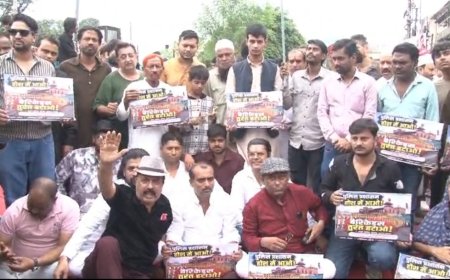 भोपाल में मोती मस्जिद चौराहे पर लगे बेरिकेड के विरोध में व्यापारियों का प्रदर्शन, दुकानें बंद कर जताया विरोध