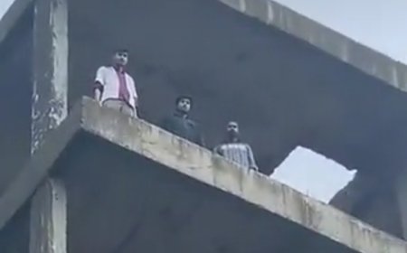 नर्सिंग छात्रों का नर्सिंग काउंसिल के सामने अनिश्चितकालीन धरना, प्रदर्शन,    बिल्डिंग पर चढ़े छात्र,   रिजल्ट जारी करने समेत कई मांगें