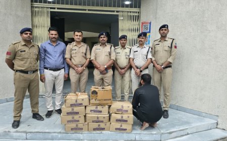 आसाराम चौराहे पर वाहन चेकिंग में 108 लीटर देसी शराब जब्त, एक आरोपी गिरफ्तार