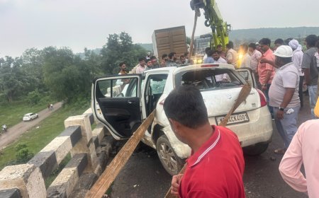 जाखा के 30 फीट ऊंचे पुल पर भीषण हादसा: कार के ऊपर चढ़ा पार्सल ट्रक, तीन लोग फंसे