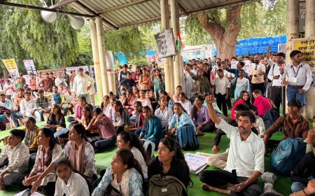 सरकारी स्कूलों को बचाने भोपाल में जुटे हजारों छात्र, शिक्षक और अभिभावक