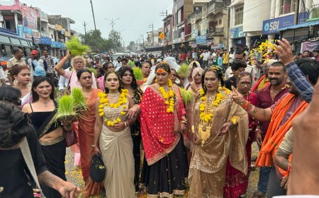शहर की सड़कों पर किन्नरों का काजलिया जुलूस देखने लगी भीड़