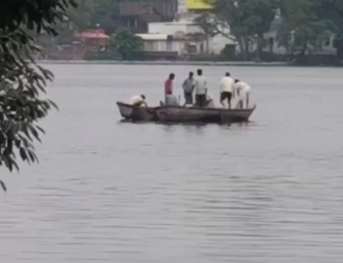 15 अगस्त तक मछली पकड़ने पर प्रतिबंध, फिर भी तालाबों में धड़ल्ले से हो रहा शिकार