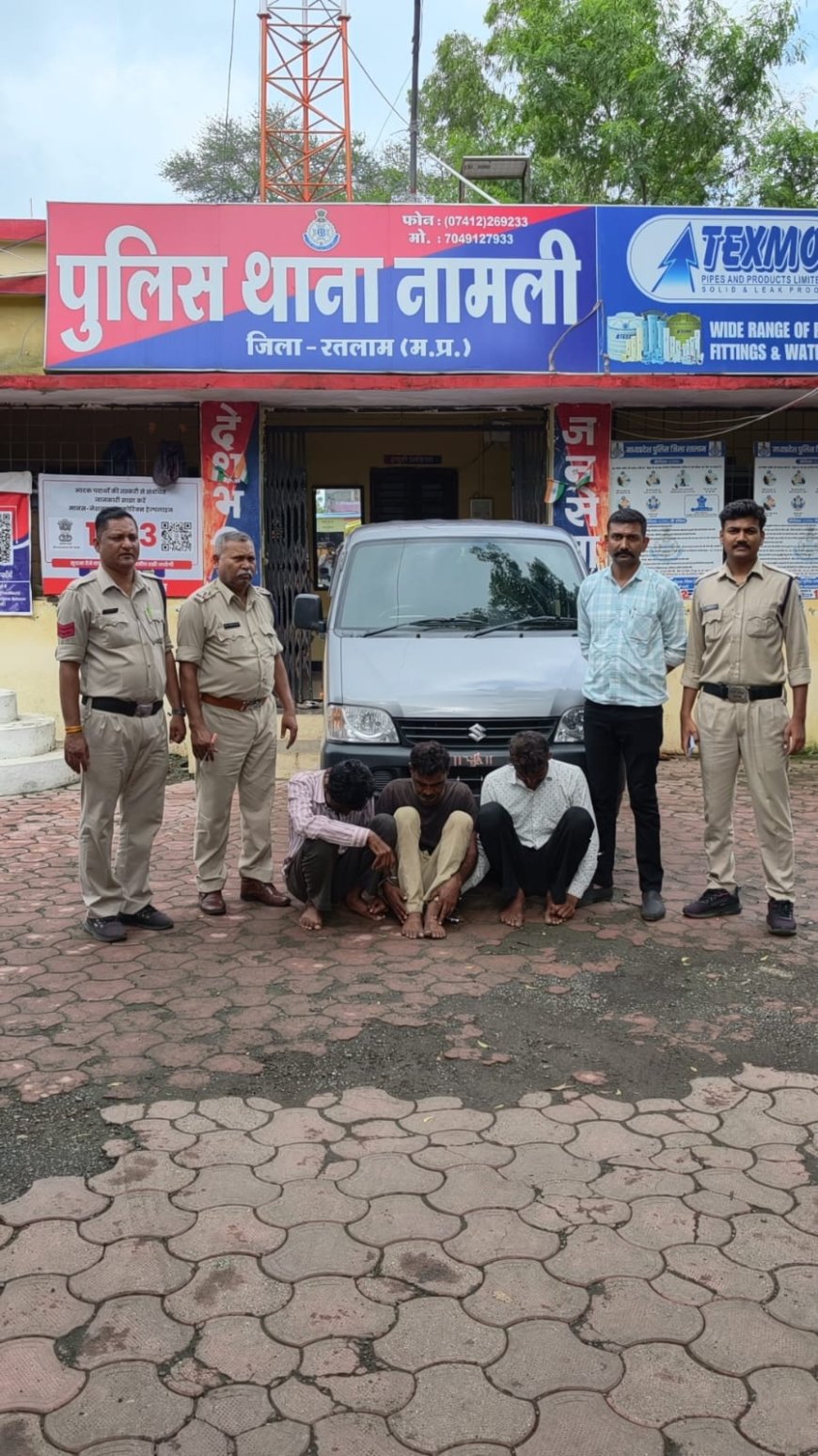 खेत-मकानों में लहसुन चोरी करने वाले गिरोह का पर्दाफाश, 3 आरोपी गिरफ्तार नामली पुलिस ने 8 कट्टे लहसुन और ईको वाहन समेत 4.15 लाख रुपये का माल किया जब्त