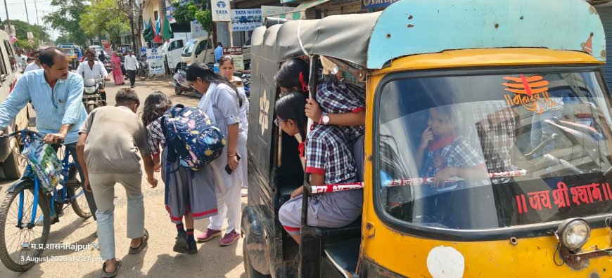 विदिशा में छात्राओं से भरे ओवरलोडेड ऑटो को रुकवाया, चालक को दी समझाइश