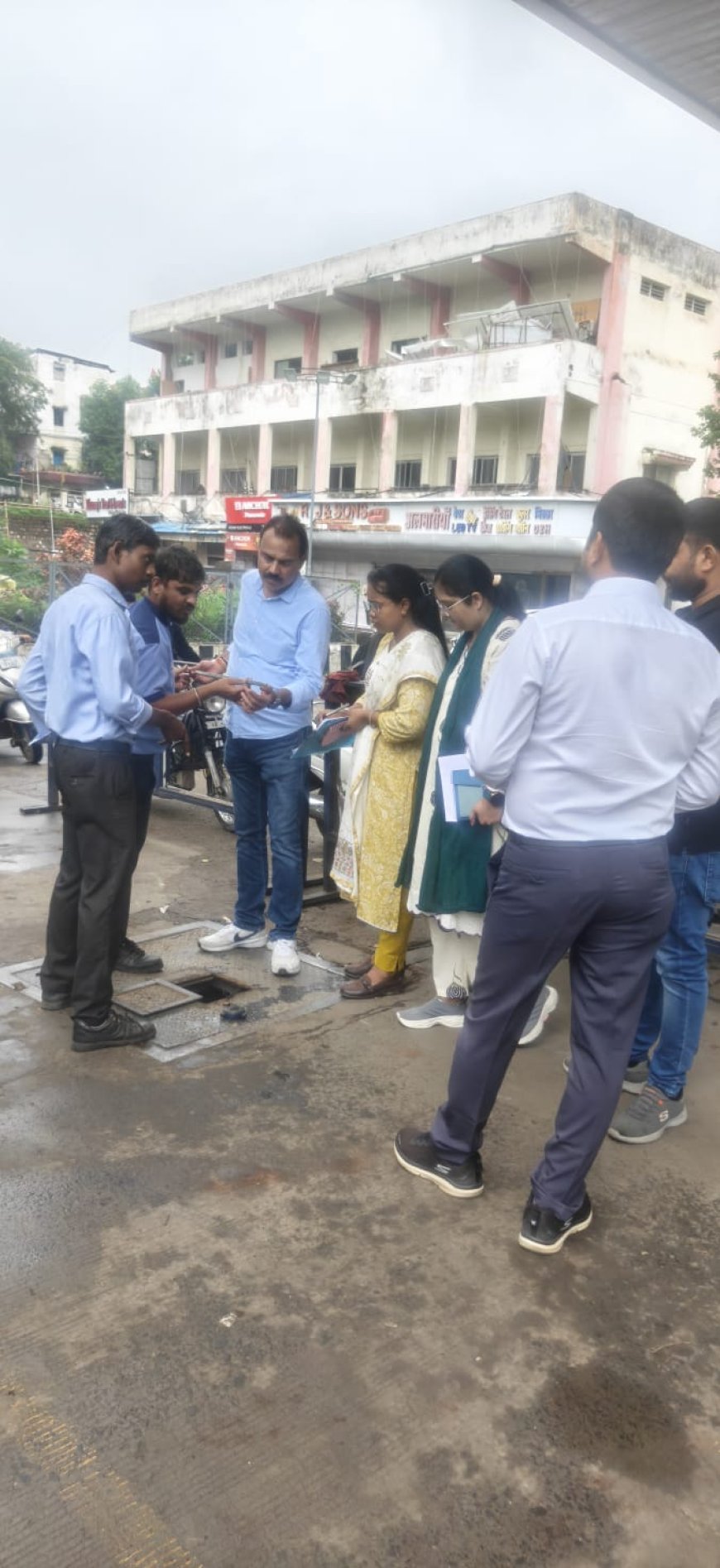 खाद्य विभाग की ताबड़तोड़ कार्रवाई: शहर के दो पेट्रोल पंपों पर गड़बड़ी उजागर, अवैध गैस रिफिलिंग का धंधा भी धराया
