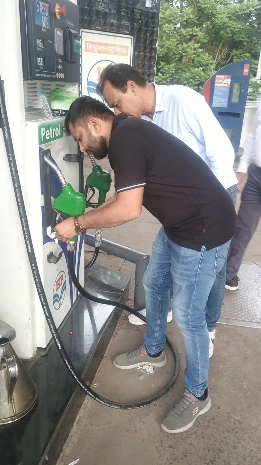 खाद्य विभाग की ताबड़तोड़ कार्रवाई: शहर के दो पेट्रोल पंपों पर गड़बड़ी उजागर, अवैध गैस रिफिलिंग का धंधा भी धराया