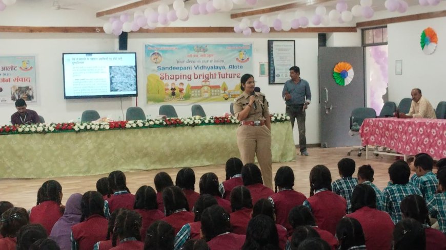 सान्दीपनि विद्यालय में ‘जन सुरक्षा युवा सृजन संवाद’, विद्यार्थियों को कानून और सड़क सुरक्षा की दी जानकारी
