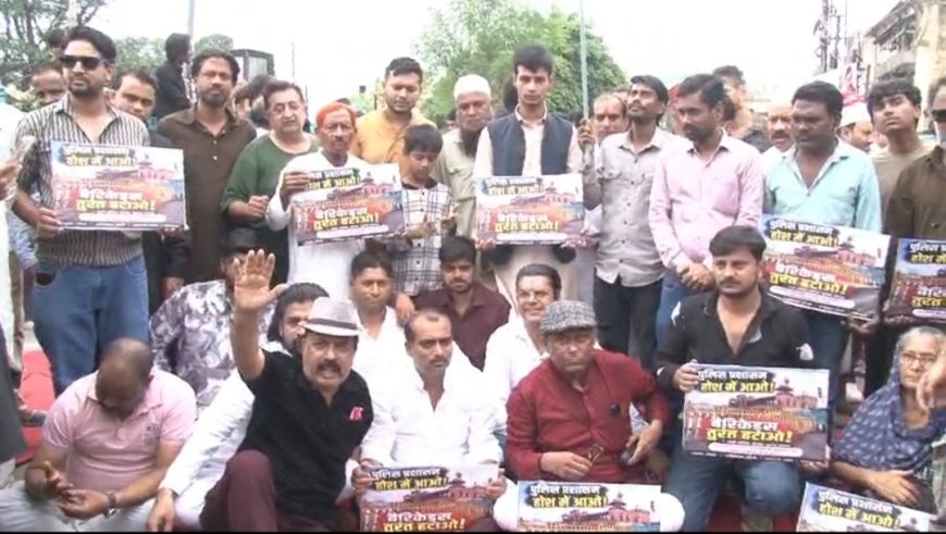 भोपाल में मोती मस्जिद चौराहे पर लगे बेरिकेड के विरोध में व्यापारियों का प्रदर्शन, दुकानें बंद कर जताया विरोध
