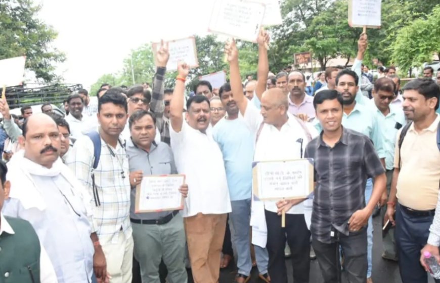 मध्यप्रदेश में कर्मचारी संगठनों का आंदोलन तेज, लिपिक संघ ने मंत्रालय के सामने किया प्रदर्शन