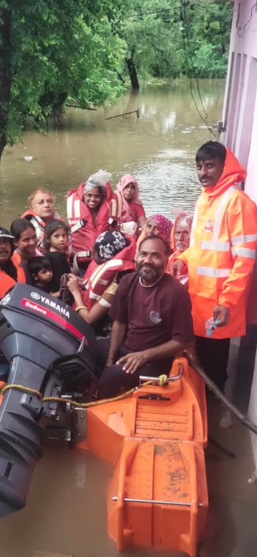 MP में भारी बारिश के बीच SDERF और होमगार्ड का बड़ा रेस्क्यू ऑपरेशन, 380 नागरिकों को सुरक्षित निकाला