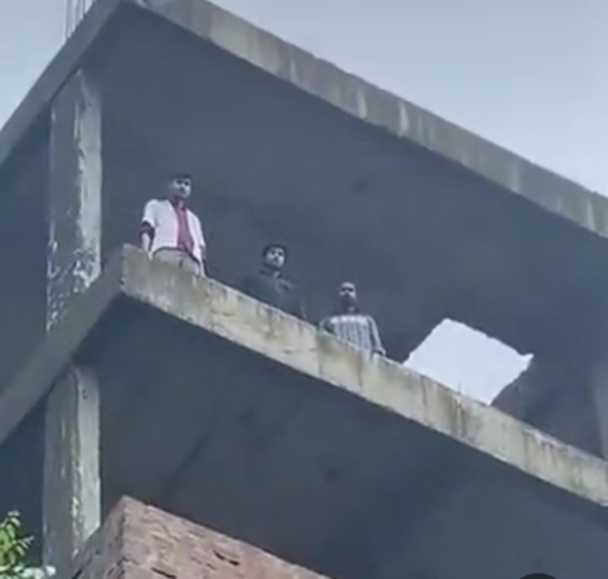 नर्सिंग छात्रों का नर्सिंग काउंसिल के सामने अनिश्चितकालीन धरना, प्रदर्शन,    बिल्डिंग पर चढ़े छात्र,   रिजल्ट जारी करने समेत कई मांगें