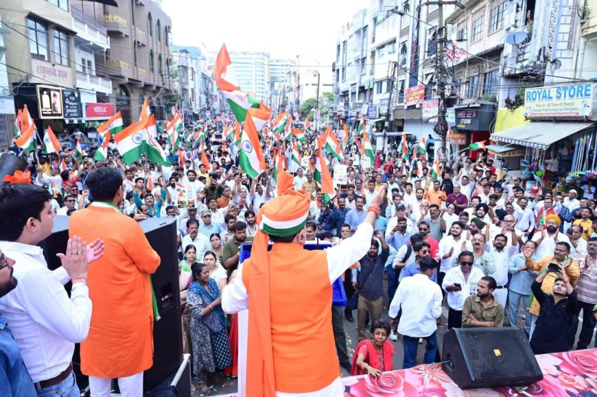 भोपाल की उत्तर विधानसभा में निकली विशाल तिरंगा यात्रा, सांसद आलोक शर्मा बोले- तिरंगा देश की आन, बान और शान