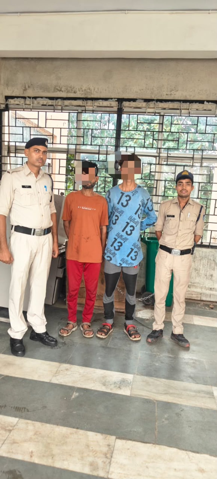लाल बस में जेबकटी करने वाले दो शातिर आरोपी गिरफ्तार, अवैध छुरी भी बरामद