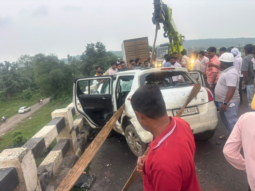 जाखा के 30 फीट ऊंचे पुल पर भीषण हादसा: कार के ऊपर चढ़ा पार्सल ट्रक, तीन लोग फंसे
