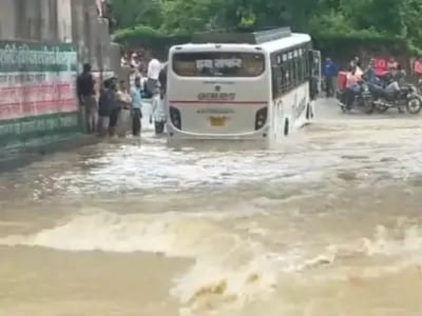 उफनते नाले में फांसी बस, यात्रीयो को निकाला गया सुरक्षित