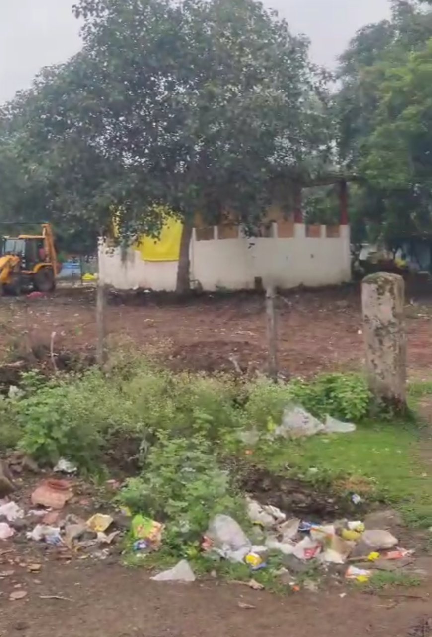 मंदिर परिसर में पुराने पेड़ काटने और दीवार तोड़ने का आरोप, रहवासियों में आक्रोश