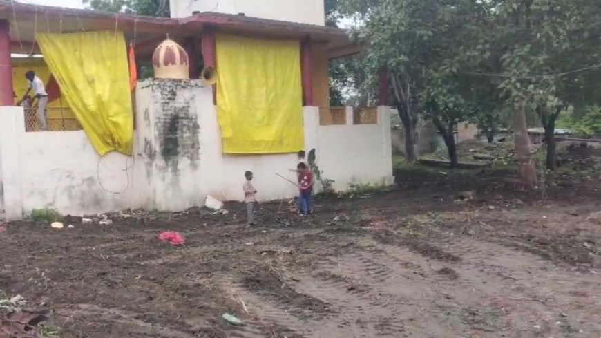 मंदिर परिसर में पुराने पेड़ काटने और दीवार तोड़ने का आरोप, रहवासियों में आक्रोश