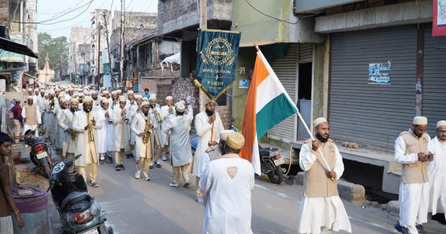ईद मिलादुन्नबी का विशाल चल समारोह, पर्यावरण संरक्षण और मोबाइल से दूरी का दिया संदेश