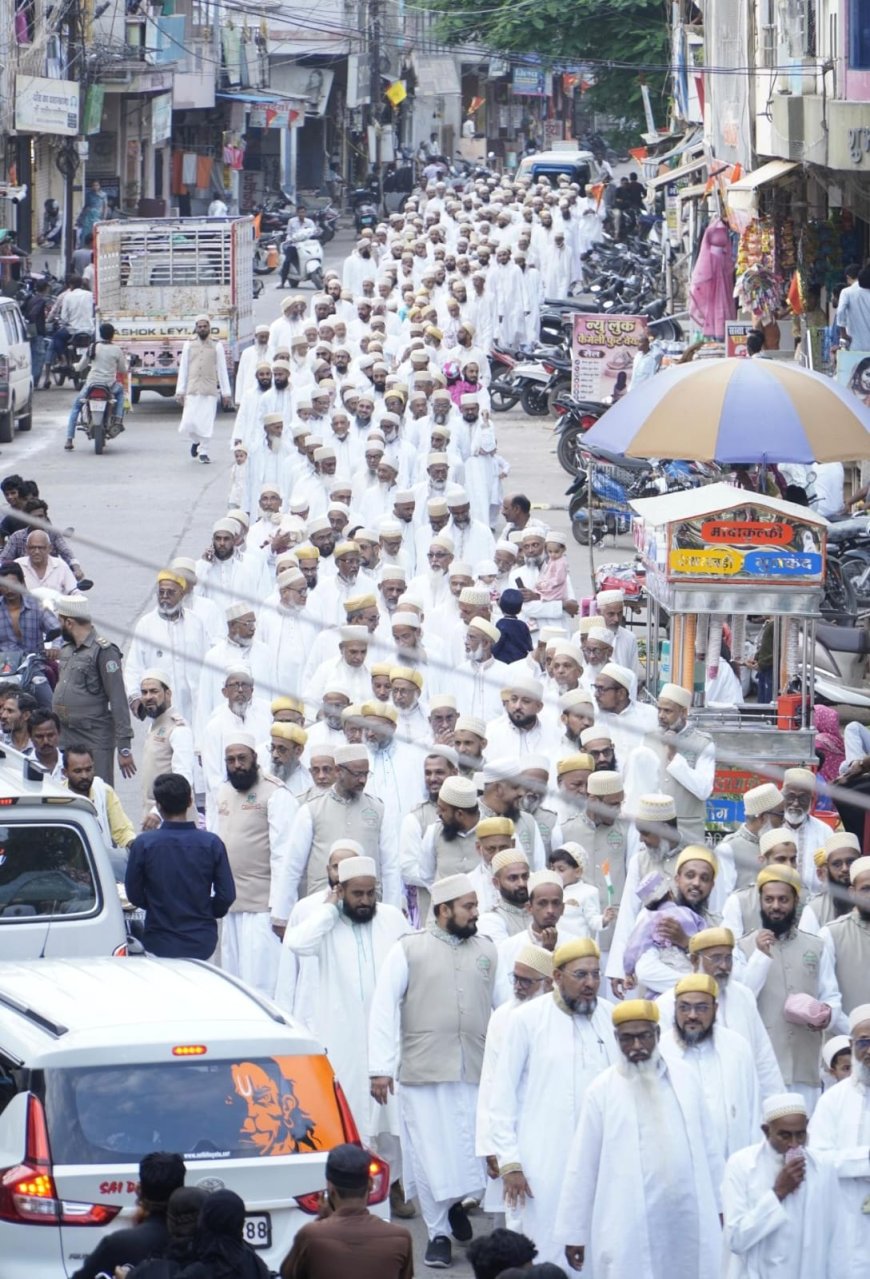 ईद मिलादुन्नबी का विशाल चल समारोह, पर्यावरण संरक्षण और मोबाइल से दूरी का दिया संदेश