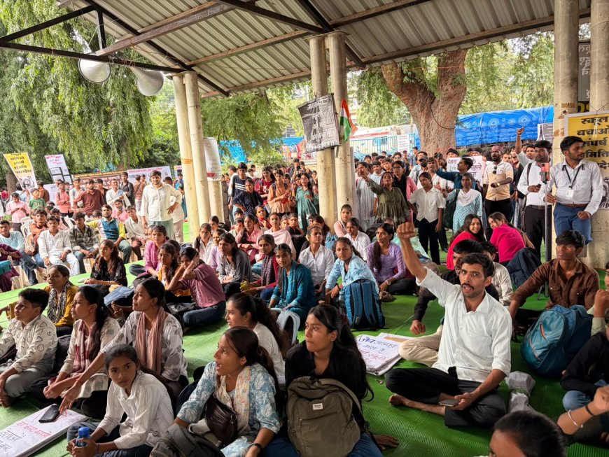 सरकारी स्कूलों को बचाने भोपाल में जुटे हजारों छात्र, शिक्षक और अभिभावक