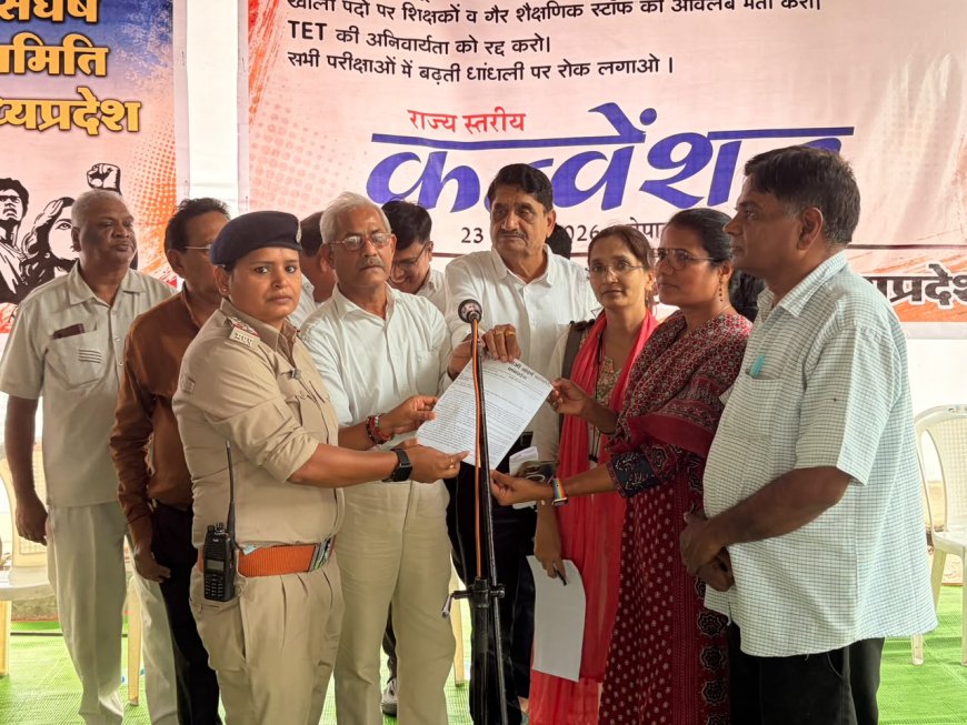 सरकारी स्कूलों को बचाने भोपाल में जुटे हजारों छात्र, शिक्षक और अभिभावक