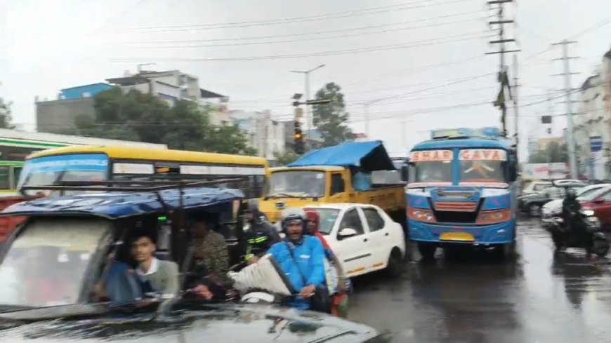 भोपाल में प्रभात पेट्रोल पंप चौराहे पर लंबा जाम, घंटों फंसे लोग और स्कूल बसें