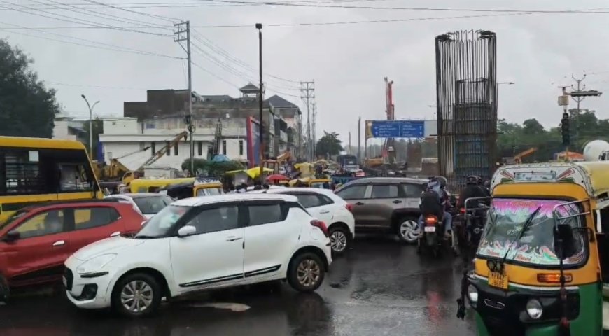 भोपाल में प्रभात पेट्रोल पंप चौराहे पर लंबा जाम, घंटों फंसे लोग और स्कूल बसें