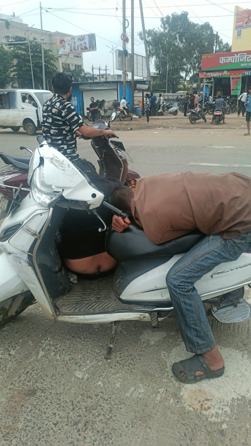 कोलार में सड़कों पर शराब के नशे में धुत युवक, पुलिस की मौजूदगी पर उठ रहे सवाल