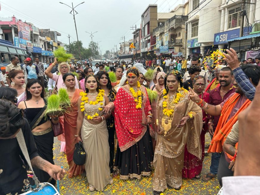 शहर की सड़कों पर किन्नरों का काजलिया जुलूस देखने लगी भीड़