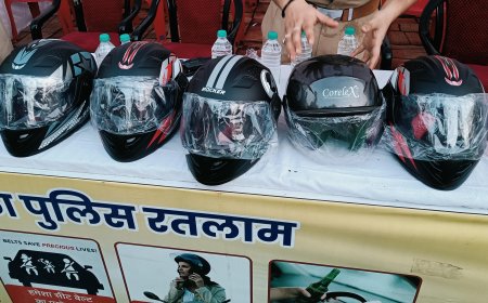रतलाम में यातायात पुलिस की अनूठी पहल: 100 दोपहिया वाहन चालकों को बांटे निशुल्क हेलमेट