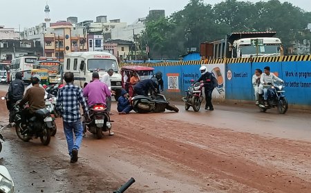 भोपाल की छोला रोड पर लाल मिट्टी और कीचड़ का कहर, फिसलन से वाहन चालक हो रहे हादसों का शिकार