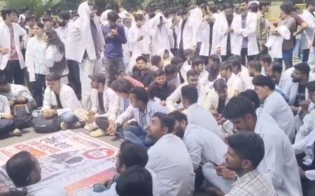 स्टाइपेंड बढ़ाने की मांग को लेकर MBBS इंटर्न डॉक्टरों का चक्का जाम, कमला पार्क रोड पर प्रदर्शन