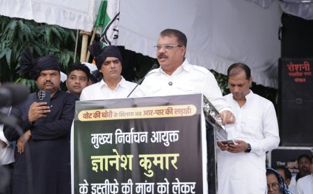 चुनाव आयोग की निष्पक्षता को लेकर कांग्रेस का प्रदर्शन, वॉटर कैनन से रोके प्रदर्शनकारी